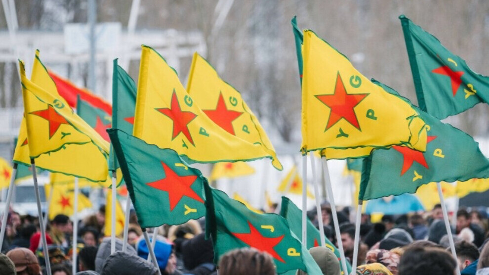 YPG/YPJ-Flaggen in Deutschland nicht verboten, sagt Anwalt